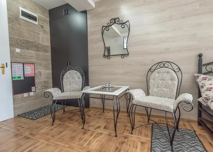 Onore Dell Sa Djakuzijem 아파트 *